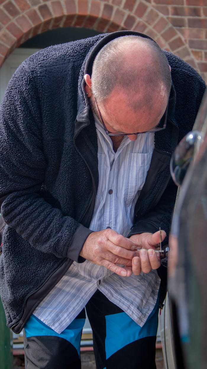 Locksmith Lockpicking a car